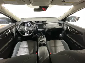 2019 Nissan Rogue - image 4