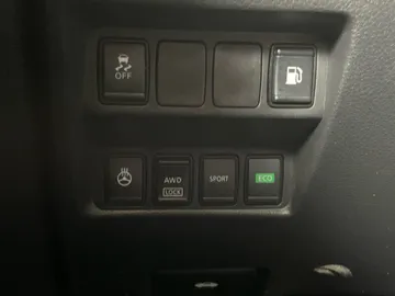 2020 Nissan Rogue - image 30