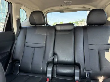 2017 Nissan Rogue - image 8