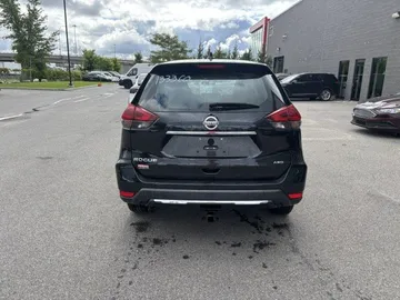 2018 Nissan Rogue - image 6