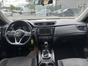 2018 Nissan Rogue - image 9