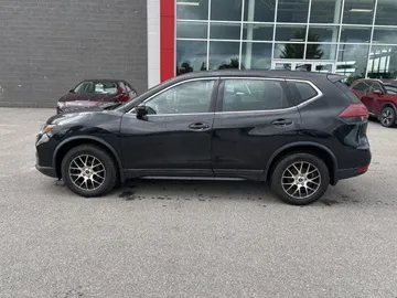 2018 Nissan Rogue - image 4