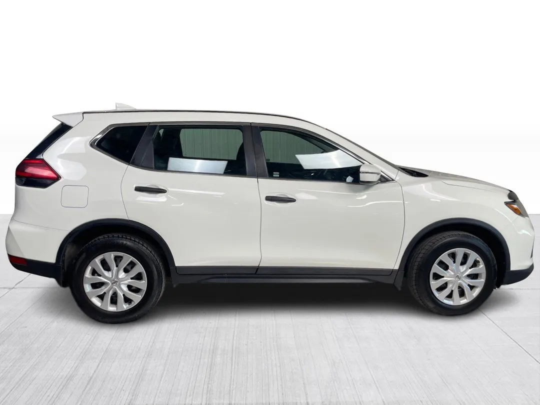 2017 Nissan Rogue — photo 2