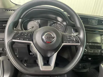2017 Nissan Rogue - image 15