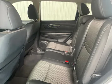 2017 Nissan Rogue - image 13
