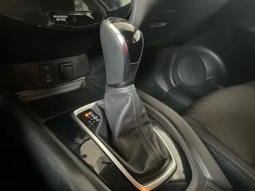 2017 Nissan Rogue - image 23