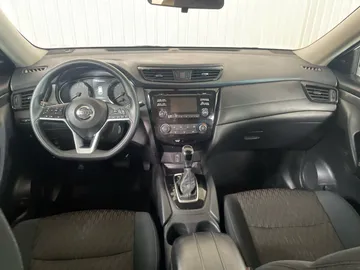 2017 Nissan Rogue - image 4