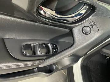 2017 Nissan Rogue - image 19