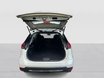2017 Nissan Rogue - image 11