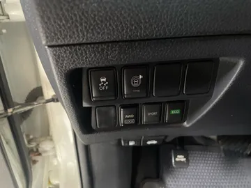 2017 Nissan Rogue - image 25