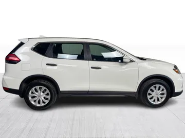 2017 Nissan Rogue - image 2