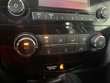 2017 Nissan Rogue - image 18