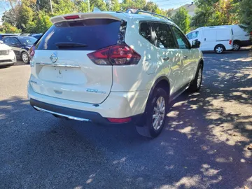 2020 Nissan Rogue - image 3