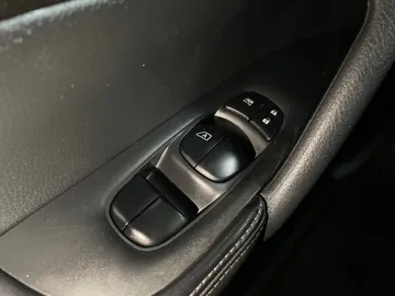 2020 Nissan Rogue - image 20