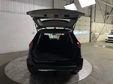 2020 Nissan Rogue - image 12