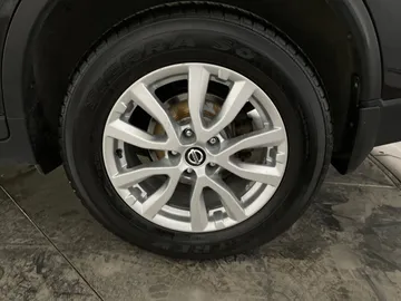 2020 Nissan Rogue - image 17