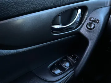 2015 Nissan Rogue - image 19