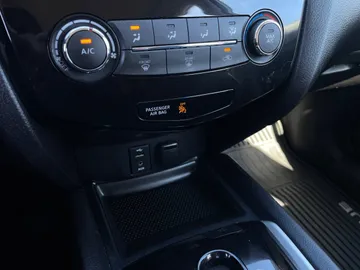 2015 Nissan Rogue - image 18