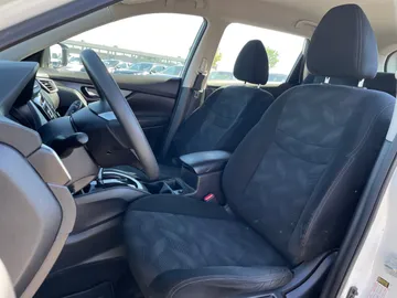 2015 Nissan Rogue - image 10