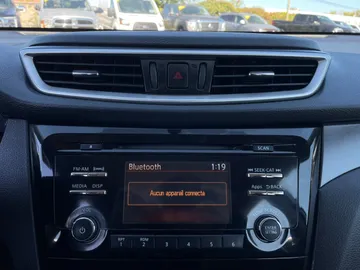 2015 Nissan Rogue - image 21