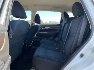 2015 Nissan Rogue - image 11