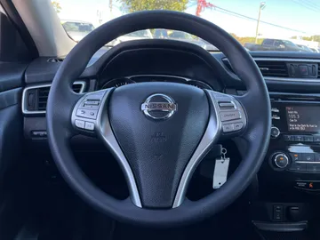 2015 Nissan Rogue - image 14