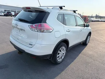 2015 Nissan Rogue - image 4
