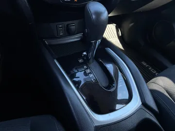 2015 Nissan Rogue - image 22
