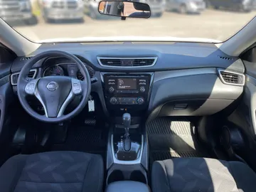2015 Nissan Rogue - image 16