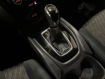 2018 Nissan Rogue - image 31