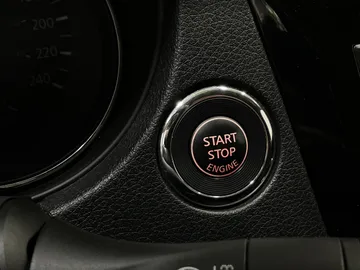 2018 Nissan Rogue - image 32