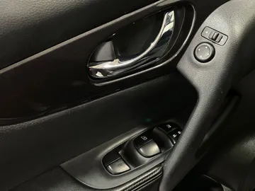 2018 Nissan Rogue - image 21