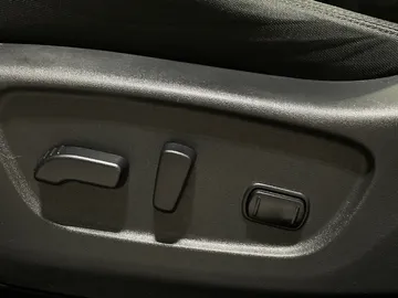 2018 Nissan Rogue - image 22
