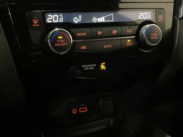 2018 Nissan Rogue - image 29