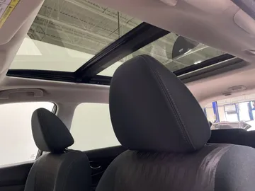 2018 Nissan Rogue - image 12