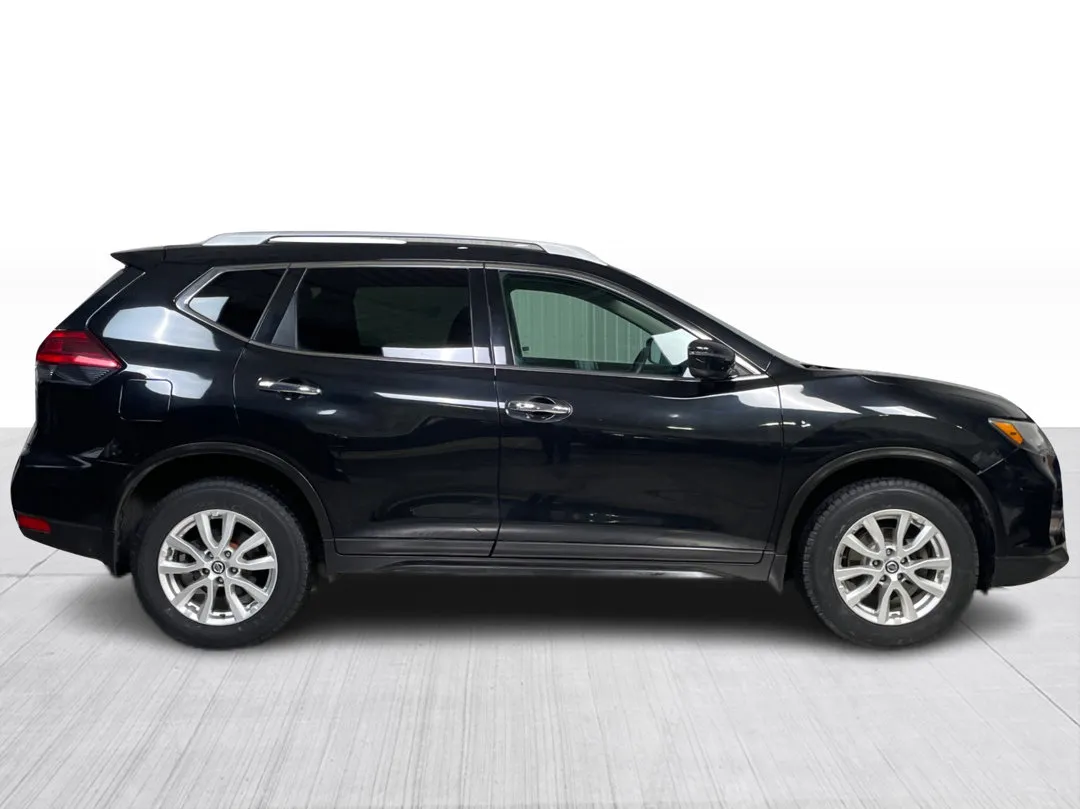 2017 Nissan Rogue — photo 2