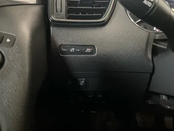 2017 Nissan Rogue - image 31