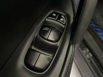 2017 Nissan Rogue - image 23
