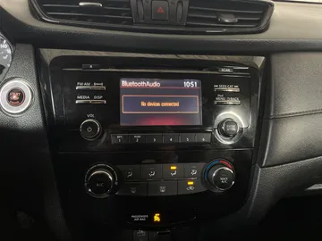 2017 Nissan Rogue - image 27