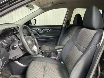 2017 Nissan Rogue - image 3