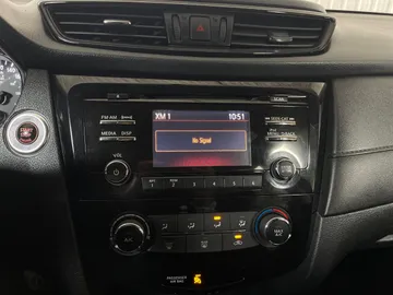 2017 Nissan Rogue - image 30