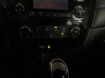 2017 Nissan Rogue - image 21