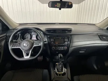 2017 Nissan Rogue - image 4