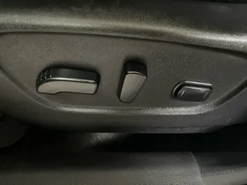 2017 Nissan Rogue - image 18