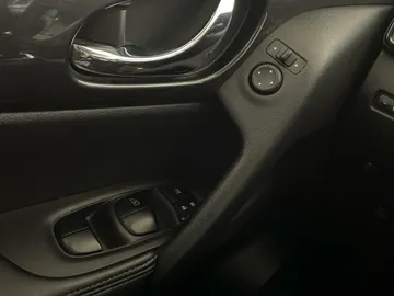 2018 Nissan Rogue - image 19