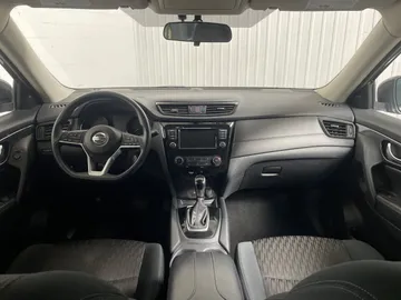 2018 Nissan Rogue - image 4