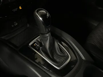 2018 Nissan Rogue - image 25