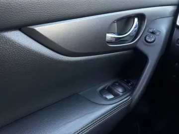 2016 Nissan Rogue - image 20