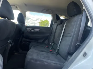 2016 Nissan Rogue - image 14