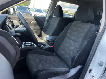 2016 Nissan Rogue - image 3